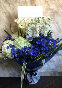 青のコーポレートカラーの祝い花