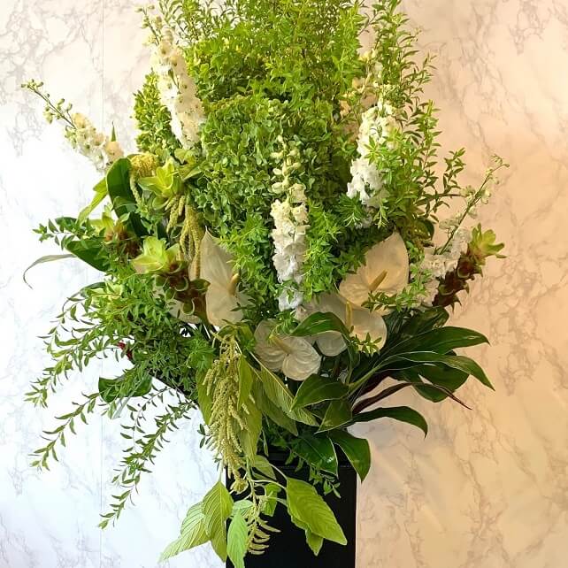 オシャレなスタンド花、内覧会の入り口に - 東京都渋谷区の花屋